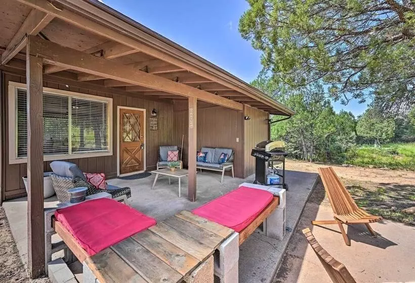 Peaceful Strawberry Cabin: Fire Pit & Hot Tub
