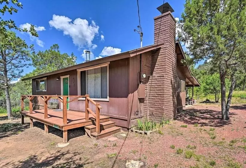 Peaceful Strawberry Cabin: Fire Pit & Hot Tub