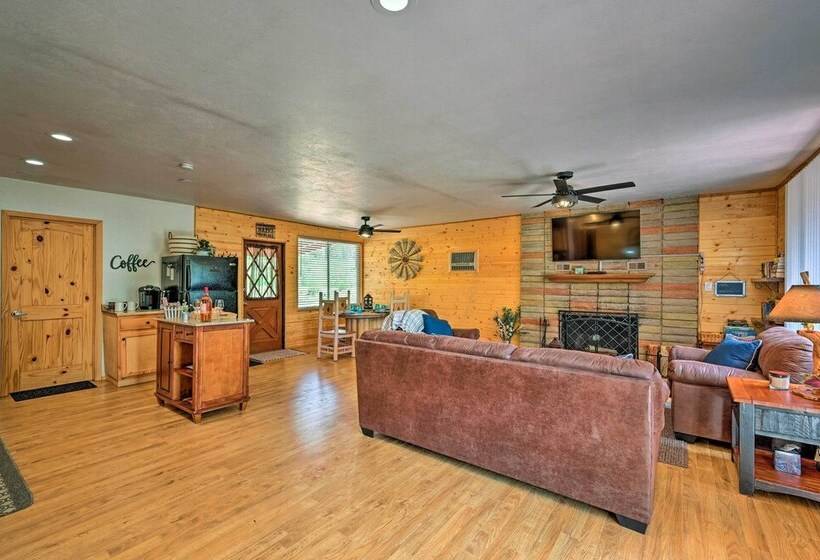 Peaceful Strawberry Cabin: Fire Pit & Hot Tub