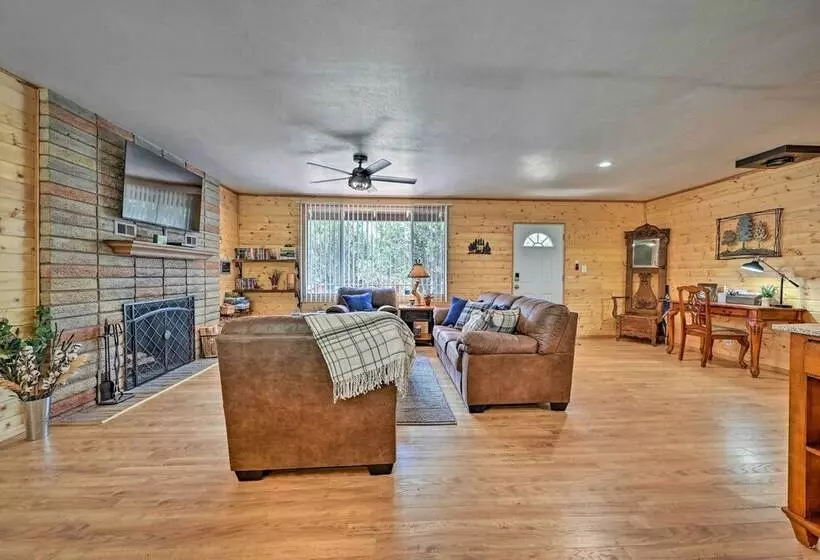 Peaceful Strawberry Cabin: Fire Pit & Hot Tub