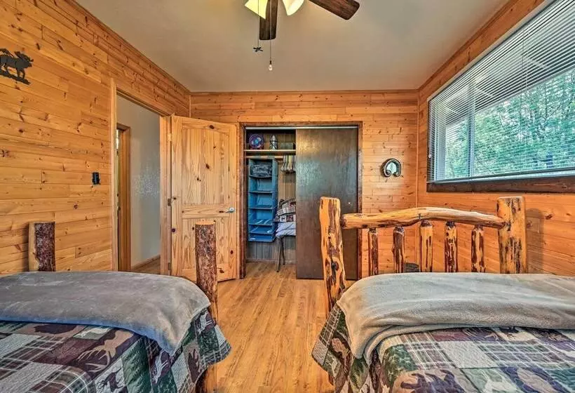 Peaceful Strawberry Cabin: Fire Pit & Hot Tub