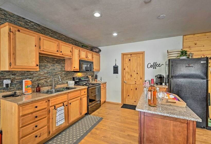 Peaceful Strawberry Cabin: Fire Pit & Hot Tub