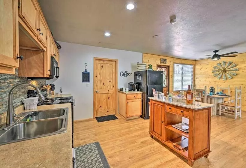 Peaceful Strawberry Cabin: Fire Pit & Hot Tub