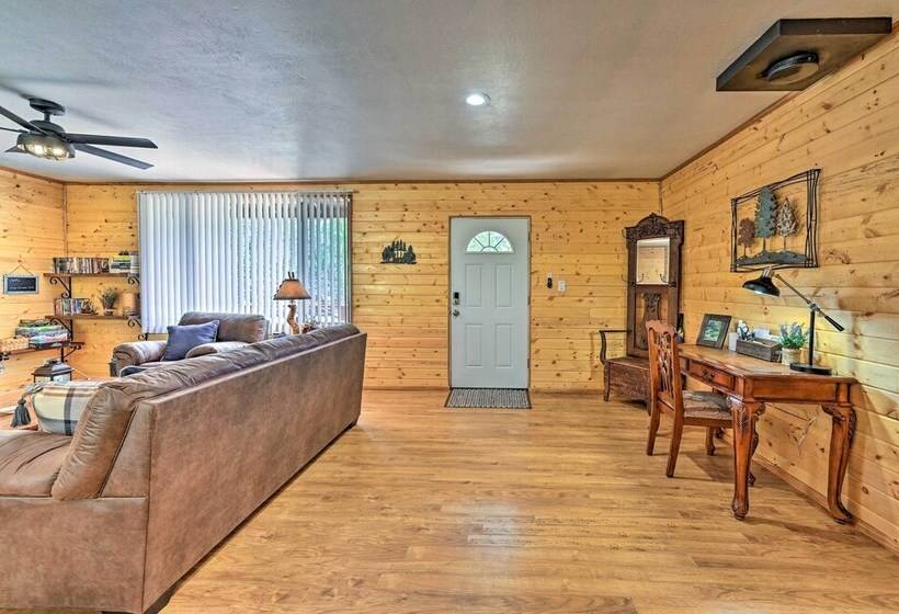 Peaceful Strawberry Cabin: Fire Pit & Hot Tub