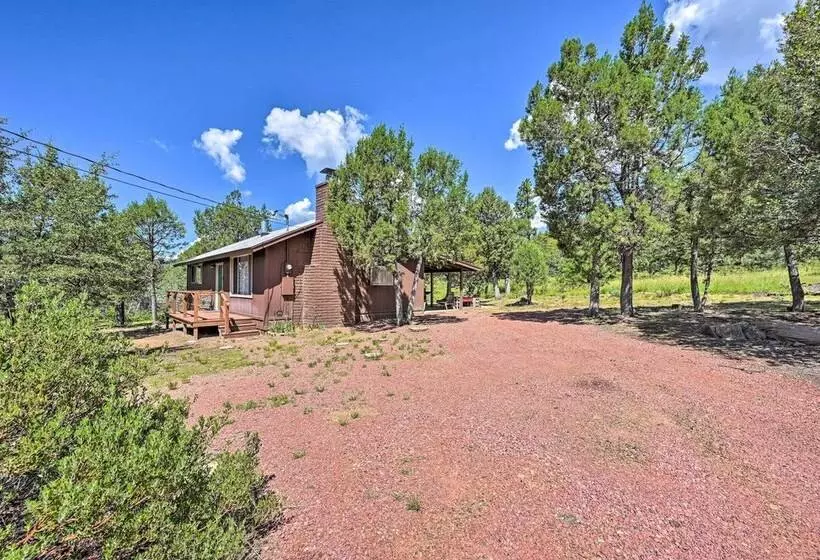Peaceful Strawberry Cabin: Fire Pit & Hot Tub