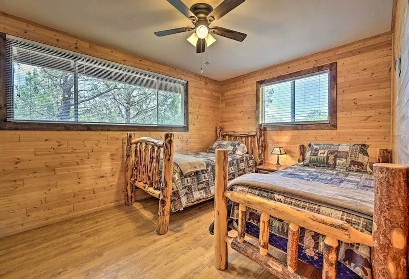 Peaceful Strawberry Cabin: Fire Pit & Hot Tub