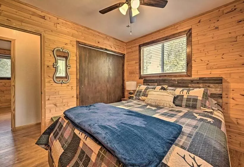 Peaceful Strawberry Cabin: Fire Pit & Hot Tub