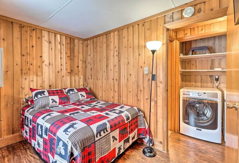 Near Skiing: Pocono Lake Cabin W/ Screened Patio