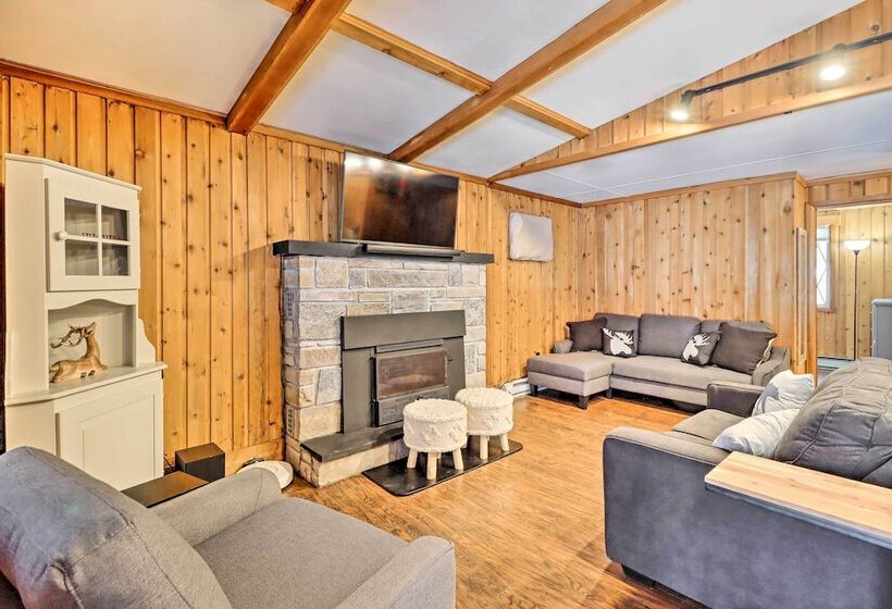 Near Skiing: Pocono Lake Cabin W/ Screened Patio