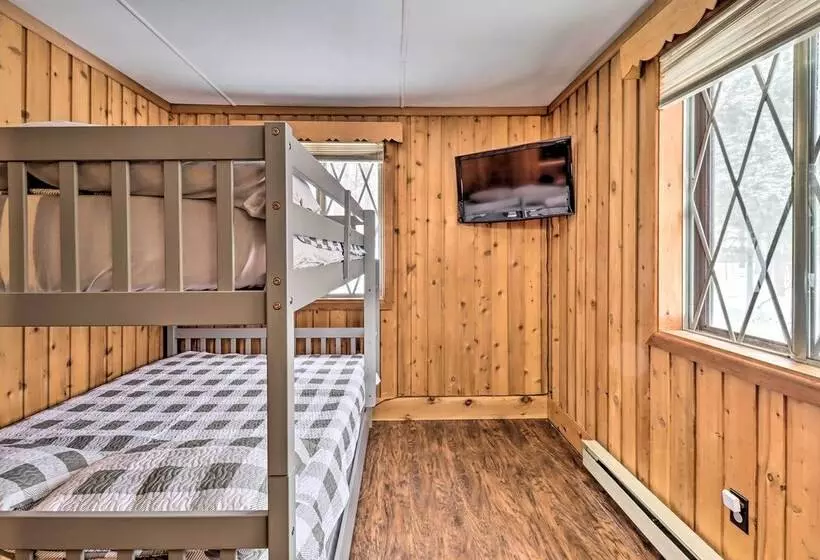 Near Skiing: Pocono Lake Cabin W/ Screened Patio