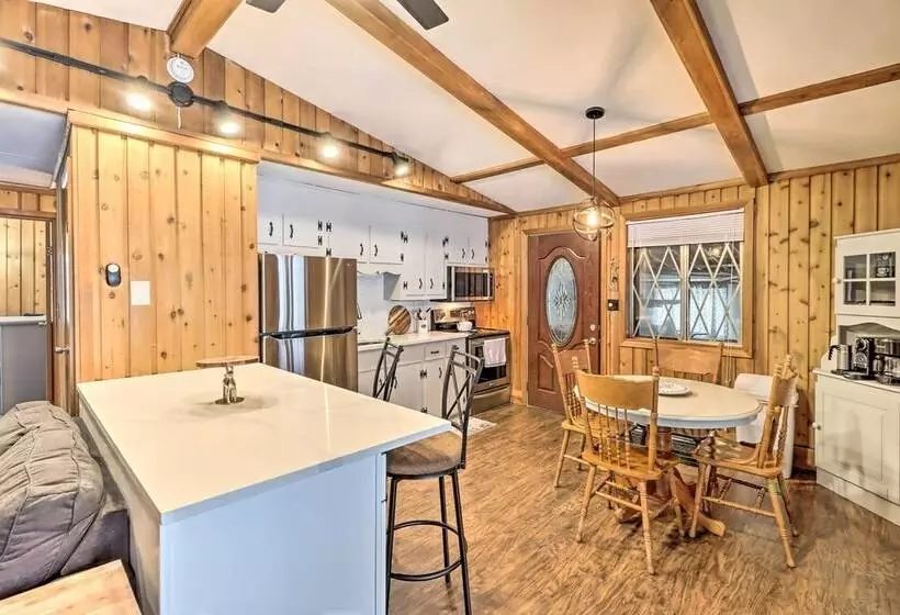 Near Skiing: Pocono Lake Cabin W/ Screened Patio