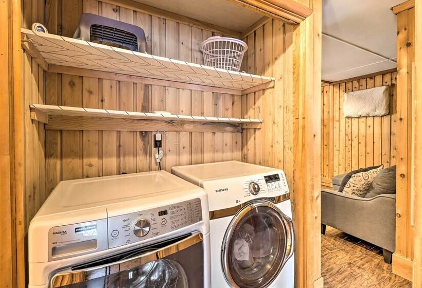 Near Skiing: Pocono Lake Cabin W/ Screened Patio