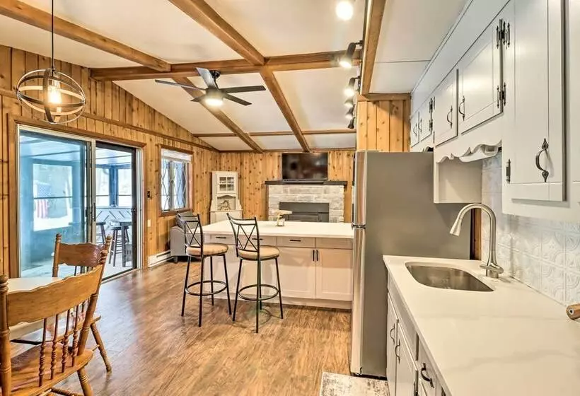 Near Skiing: Pocono Lake Cabin W/ Screened Patio