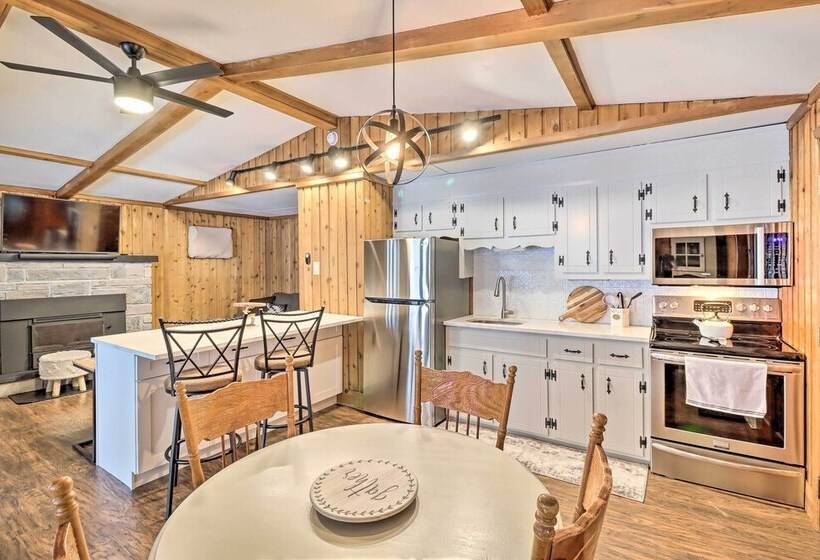 Near Skiing: Pocono Lake Cabin W/ Screened Patio