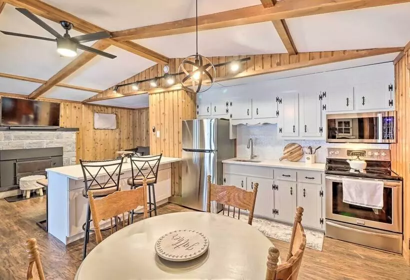 Near Skiing: Pocono Lake Cabin W/ Screened Patio