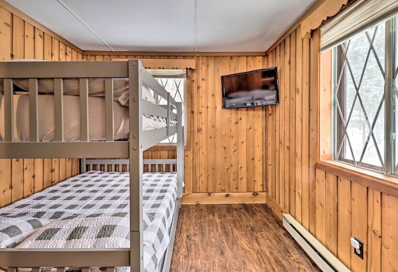 Near Skiing: Pocono Lake Cabin W/ Screened Patio