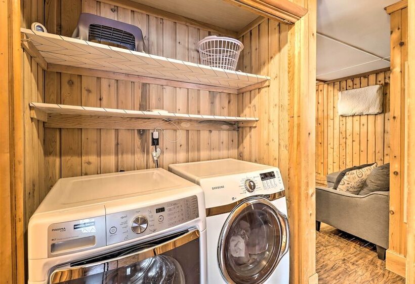 Near Skiing: Pocono Lake Cabin W/ Screened Patio