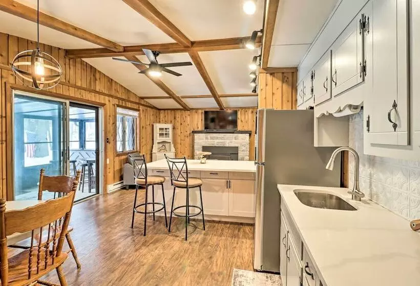 Near Skiing: Pocono Lake Cabin W/ Screened Patio