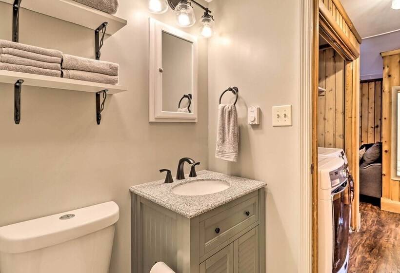 Near Skiing: Pocono Lake Cabin W/ Screened Patio