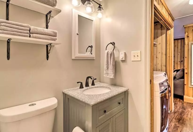 Near Skiing: Pocono Lake Cabin W/ Screened Patio