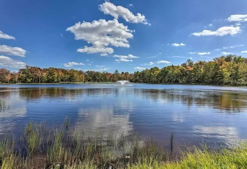 Near Skiing: Pocono Lake Cabin W/ Screened Patio