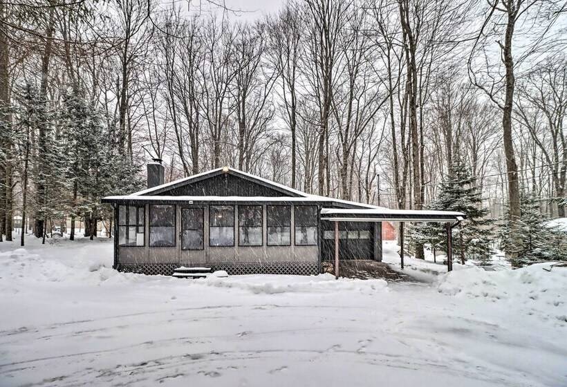 Near Skiing: Pocono Lake Cabin W/ Screened Patio