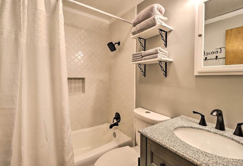 Near Skiing: Pocono Lake Cabin W/ Screened Patio