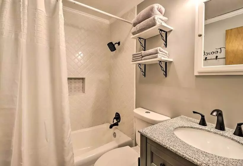 Near Skiing: Pocono Lake Cabin W/ Screened Patio