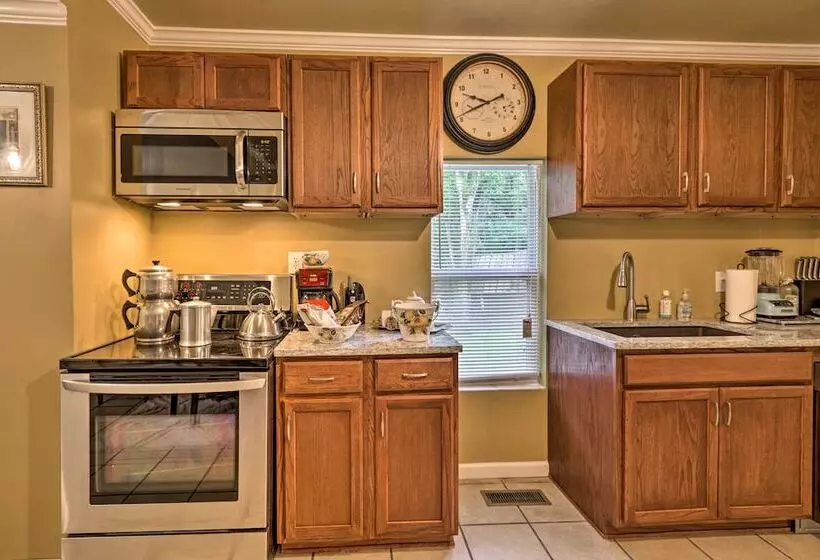 Renovated Home W/ Screened In Patio On Hwy 90!