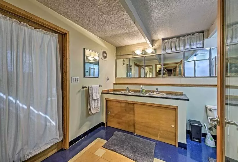 Riverfront Retreat ~ 4 Mi To Downtown Milwaukee!