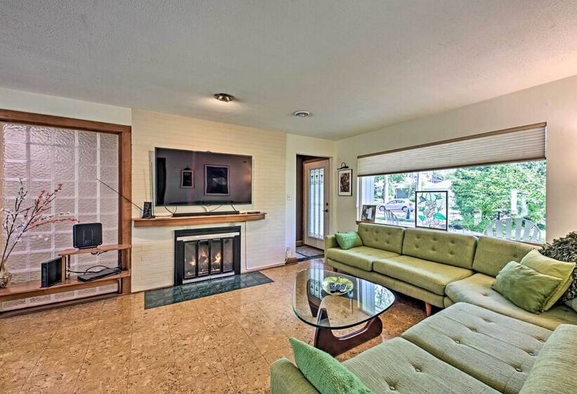 Riverfront Retreat ~ 4 Mi To Downtown Milwaukee!