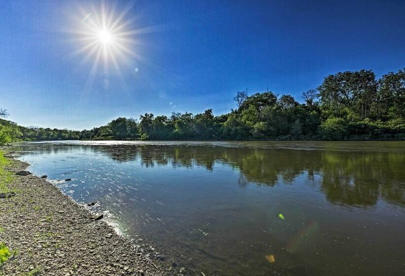 Riverfront Retreat ~ 4 Mi To Downtown Milwaukee!