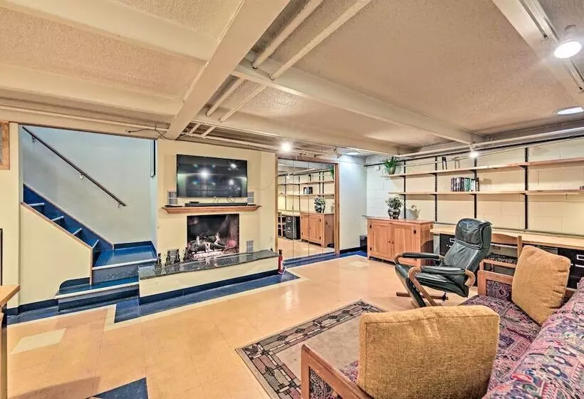 Riverfront Retreat ~ 4 Mi To Downtown Milwaukee!