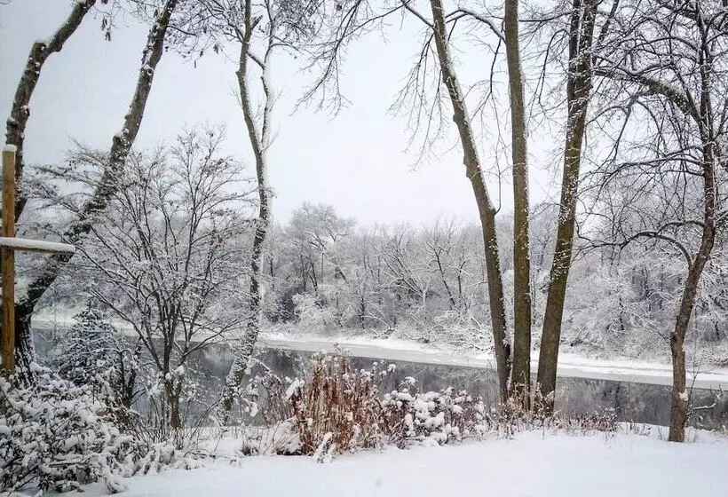 Riverfront Retreat ~ 4 Mi To Downtown Milwaukee!