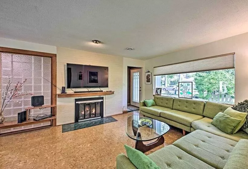 Riverfront Retreat ~ 4 Mi To Downtown Milwaukee!