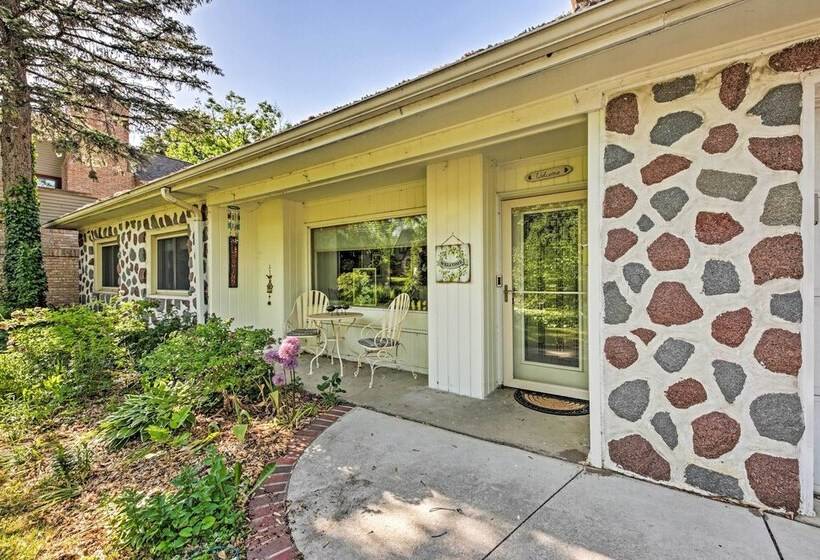 Riverfront Retreat ~ 4 Mi To Downtown Milwaukee!