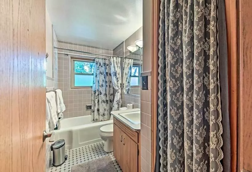 Riverfront Retreat ~ 4 Mi To Downtown Milwaukee!