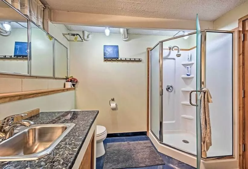 Riverfront Retreat ~ 4 Mi To Downtown Milwaukee!