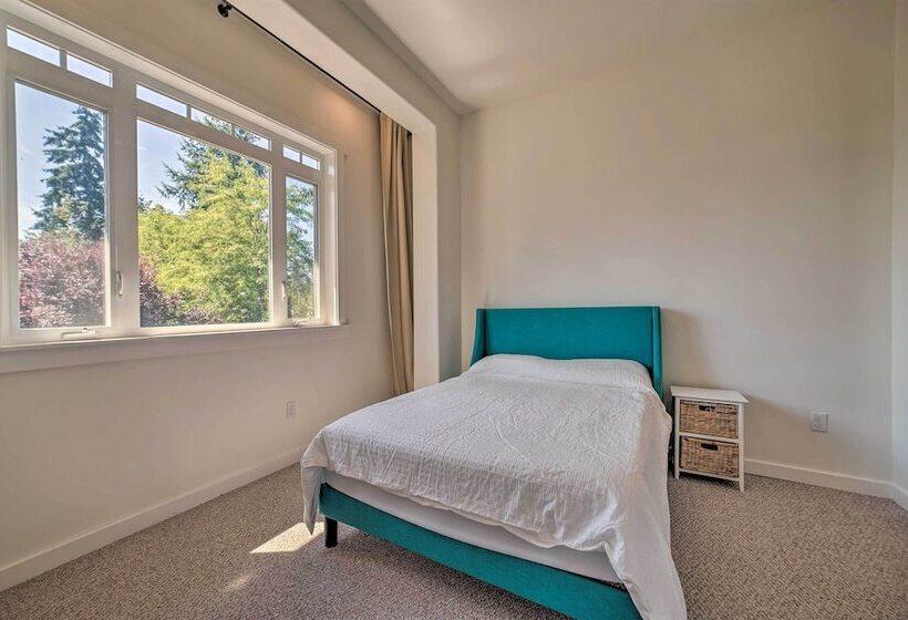 Spacious Lake Stevens Home W/ Fire Pit, Patio