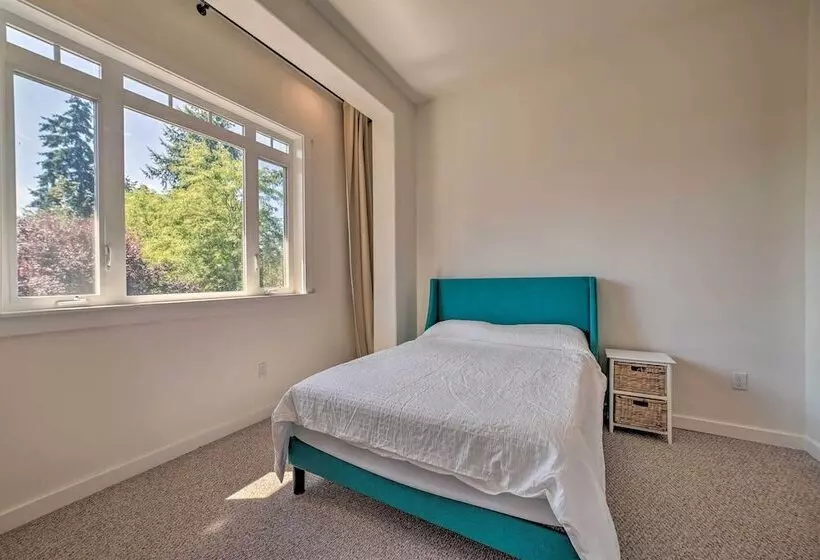 Spacious Lake Stevens Home W/ Fire Pit, Patio