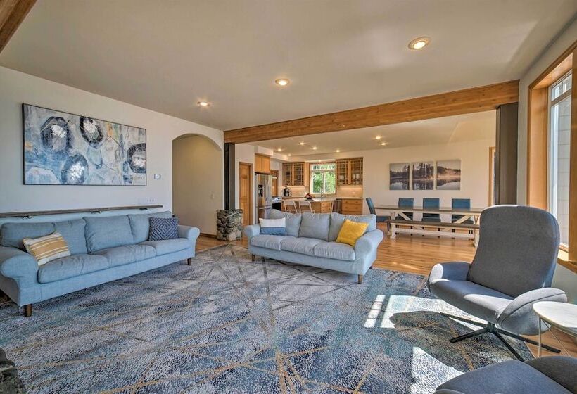 Spacious Lake Stevens Home W/ Fire Pit, Patio