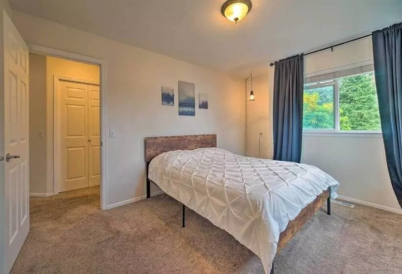 Spacious Lake Stevens Home W/ Fire Pit, Patio