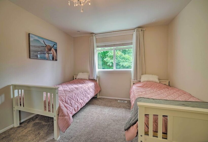 Spacious Lake Stevens Home W/ Fire Pit, Patio