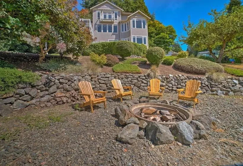 Spacious Lake Stevens Home W/ Fire Pit, Patio