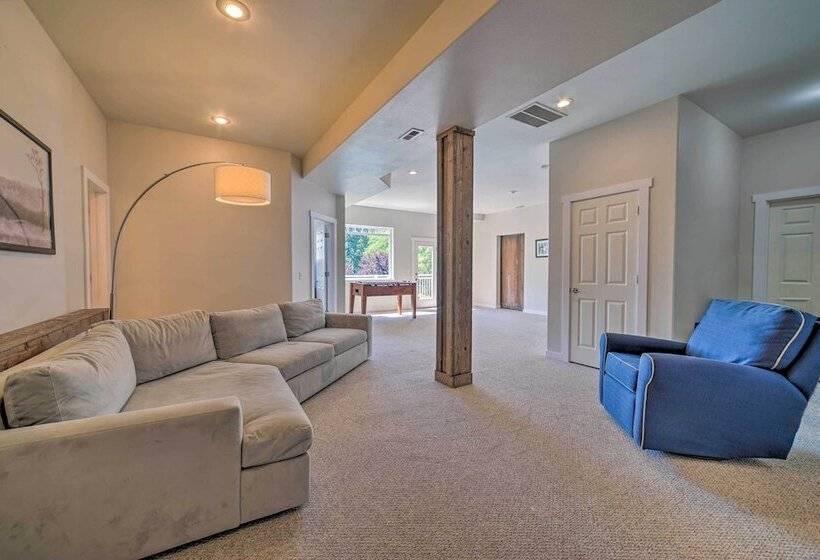 Spacious Lake Stevens Home W/ Fire Pit, Patio