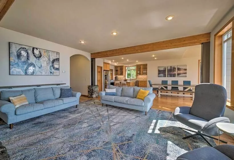 Spacious Lake Stevens Home W/ Fire Pit, Patio