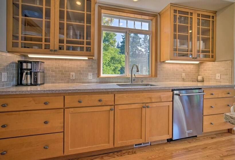 Spacious Lake Stevens Home W/ Fire Pit, Patio