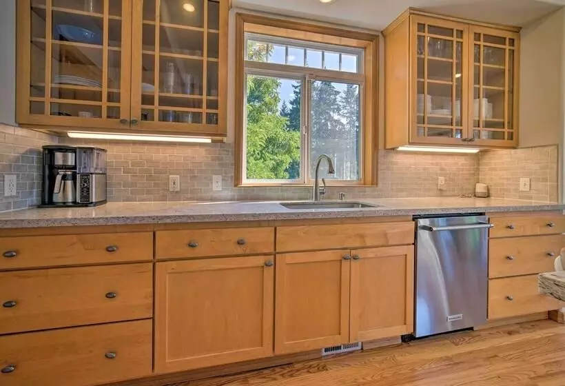 Spacious Lake Stevens Home W/ Fire Pit, Patio