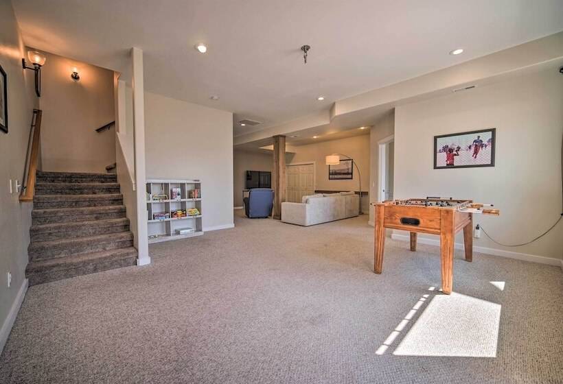 Spacious Lake Stevens Home W/ Fire Pit, Patio