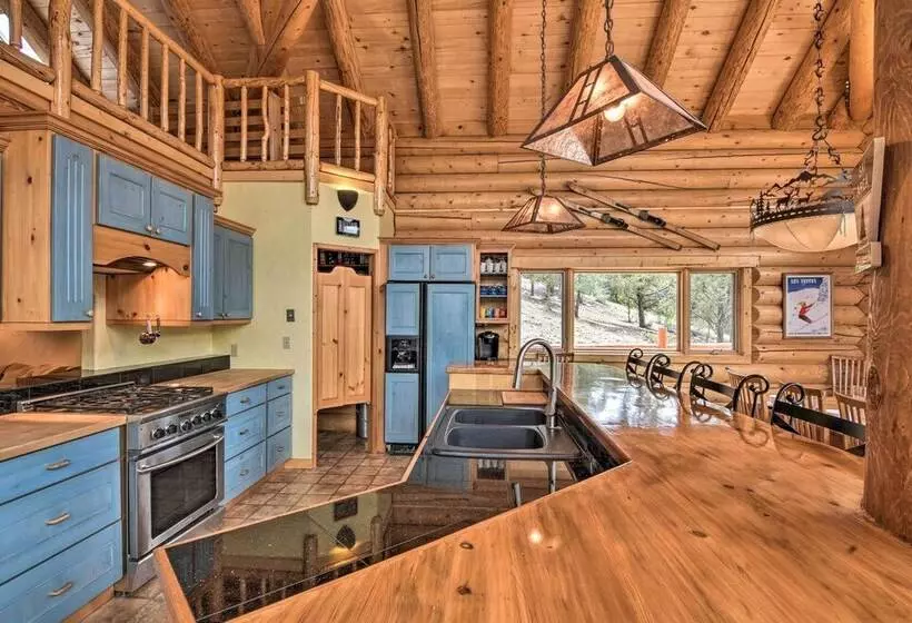 Spacious, Luxe Cabin W/ Mtn Views, Sauna & More!